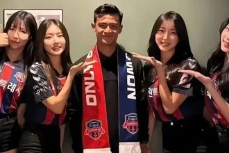 Pratama Arhan yang resmi direkrut oleh klub liga Korea Selatan, Suwon FC, dikerubungi perempuan cantik Korea Selatan, saat diperkenalkan sebagai seorang pemain.