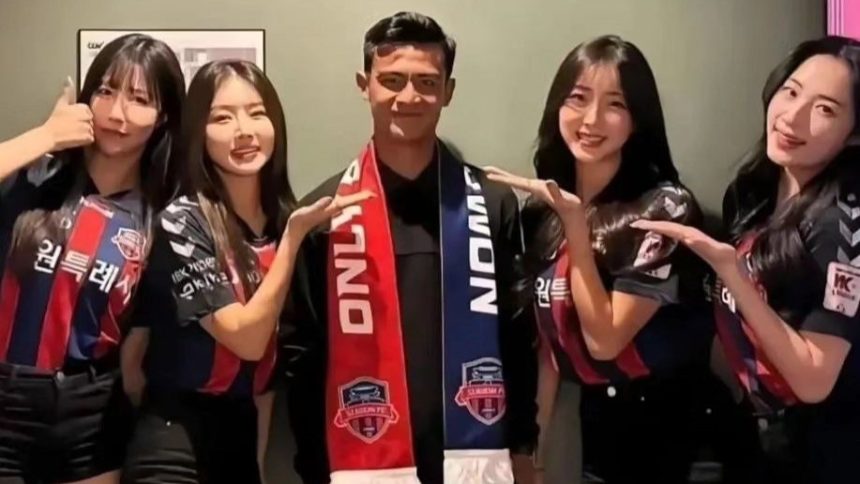 Pratama Arhan yang resmi direkrut oleh klub liga Korea Selatan, Suwon FC, dikerubungi perempuan cantik Korea Selatan, saat diperkenalkan sebagai seorang pemain.