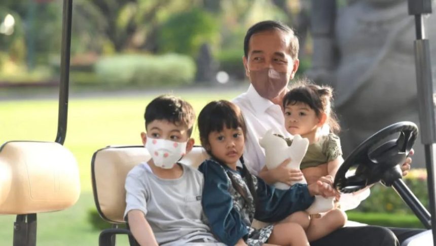 Momen Presiden Joko Widodo (Jokowi) momong cucu usai Gibran Rakabuming Raka lakukan kampanye terakhir di Stadion Utama Gelora Bung Karno (GBK) pada Sabtu, 10 Februari 2024.