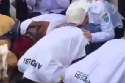 Momen Apdesi Sujud Syukur Usai Revisi UU Desa Disetujui, Masa Jabatan Jadi 8 Tahun