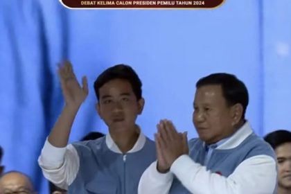 Calon Presiden RI Prabowo Subianto menunjukkan gerakan kuda-kuda silat khasnya sebelum menuju arena debat kelima Pilpres 2024, pada Minggu, 4 Februari 2024.