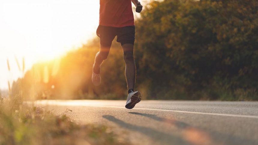5 Jenis Latihan Fisik Bulu Tangkis Agar Performa Epik, salah satunya jogging. (Foto: Astronout)
