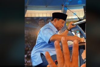 Tunjukkan sunnah Rasul, calon presiden nomor urut 2, Prabowo Subianto membuat kagum massa pendukung akibat ulahnya yang dianggap sangat terpuji.