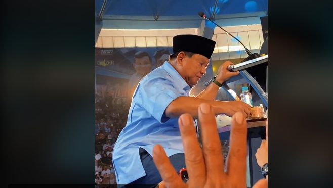 Tunjukkan sunnah Rasul, calon presiden nomor urut 2, Prabowo Subianto membuat kagum massa pendukung akibat ulahnya yang dianggap sangat terpuji.
