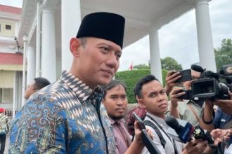 Ketua Umum Partai Demokrat Agus Harimurti Yudhoyono (AHY) akan membahas posisi Demokrat dalam susunan Kabinet Indonesia Maju 2024-2029 usai Prabowo Subianto-Gibran Rakabuming dinyatakan secara resmi sebagai Presiden dan Wakil Presiden terpilih dalam Pilpres 2024.