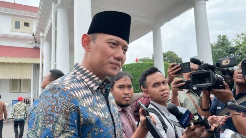 Ketua Umum Partai Demokrat Agus Harimurti Yudhoyono (AHY) akan membahas posisi Demokrat dalam susunan Kabinet Indonesia Maju 2024-2029 usai Prabowo Subianto-Gibran Rakabuming dinyatakan secara resmi sebagai Presiden dan Wakil Presiden terpilih dalam Pilpres 2024.