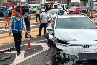Fakta-fakta kecelakaan beruntun yang terjadi di Gerbang Tol (GT) Halim, Jakarta Timur. Oleh Jasa Marga, kejadian itu disebut akibat adanya sebuah truk yang berjalan dengan ugal-ugalan hingga sopir minibus dilaporkan selamat dalam insiden itu.