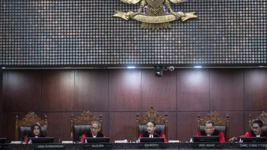 Mahkamah Konstitusi (MK) telah menggelar sidang perdana sengketa Pilpres 2024 atau perselisihan hasil pemilihan umum (PHPU) yang diajukan oleh Anies Baswedan dan Ganjar Pranowo pada Rabu, 27 Maret 2024.