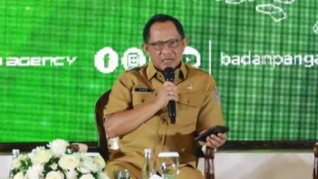 Menteri Dalam Negeri (Mendagri) Tito Karnavian mendesak Pemerintah Daerah (Pemda) untuk tidak membebani masyarakat dengan menaikkan pajak agar mencegah peningkatan inflasi. (Foto: Tangkapan Layar Instagram/titokarnavian)