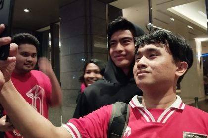 Suporter meramaikan keberangkatan Timnas Indonesia dari hotel Fairmont, Jakarta ke Stadion Utama Gelora Bung Karno (SUGBK) jelang laga Kualifikasi Piala Dunia 2026 zona Asia.