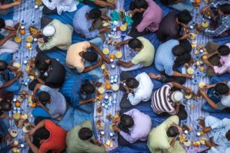 Mencari tempat bukber di Jakarta pada bulan Ramadan bisa menjadi tantangan tersendiri. Banyak orang berbondong-bondong mengadakan acara bukber mulai dari keluarga, teman-teman, hingga perusahaan. Bukber, atau buka puasa bersama, merupakan tradisi yang sangat populer di Indonesia, terutama di bulan Ramadan.