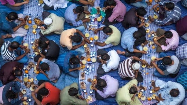 Mencari tempat bukber di Jakarta pada bulan Ramadan bisa menjadi tantangan tersendiri. Banyak orang berbondong-bondong mengadakan acara bukber mulai dari keluarga, teman-teman, hingga perusahaan. Bukber, atau buka puasa bersama, merupakan tradisi yang sangat populer di Indonesia, terutama di bulan Ramadan.