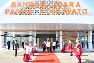 Rombongan Presiden Jokowi hadir untuk meresmikan Bandara Panua Pohuwato. (Foto: Arunala)