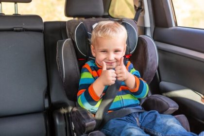Bagi para pengendara yang membawa balita, disarankan untuk menggunakan car seat bayi demi menjaga keamanan dan kenyamanan buah hati tercinta.. (Foto: Freepik)