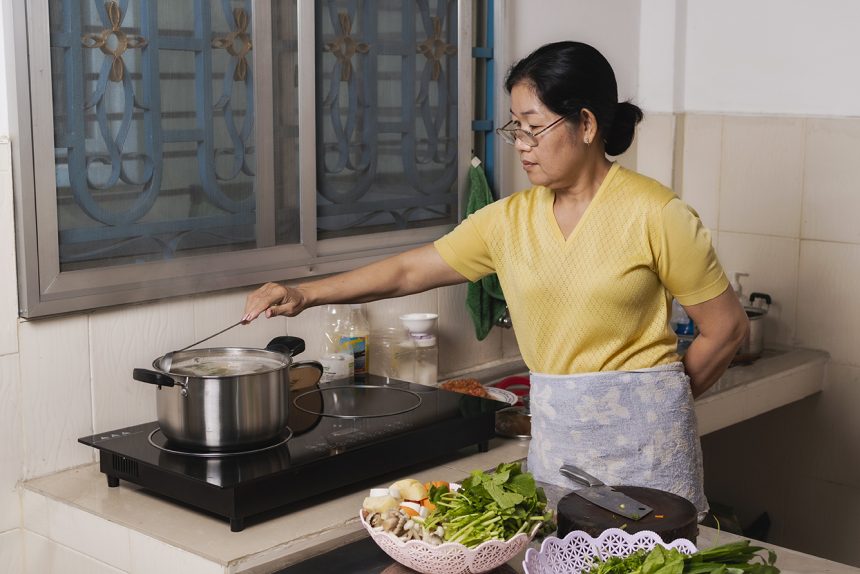 Menteri Energi dan Sumber Daya Mineral (ESDM) Arifin Tasrif menyampaikan program dan kebijakan Pemerintah Indonesia dalam penyediaan energi bersih bagi masyarakat, termasuk Clean Cooking. (Foto: Ilustrasi perempuan masak)