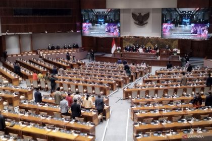 Anggota Komisi IX DPR RI Edy Wuryanto menanggapi penerapan aturan impor yang berdampak bagi Pekerja Migran Indonesia (PMI). (Foto: Antara)