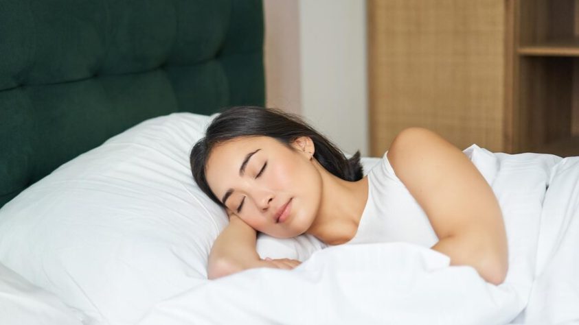 Pola tidur yang berantakan merupakan salah satu penyebab terjadinya stres. (Foto: Freepik)