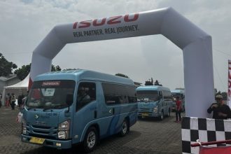 PT Isuzu Astra Motor Indonesia (IAMI) memberangkatkan 64 keluarga pengemudi bus dan truk dari program mudik gratis menggunakan Isuzu Elf NQR B dan Isuzu Elf NRL B. (Foto: Antara)