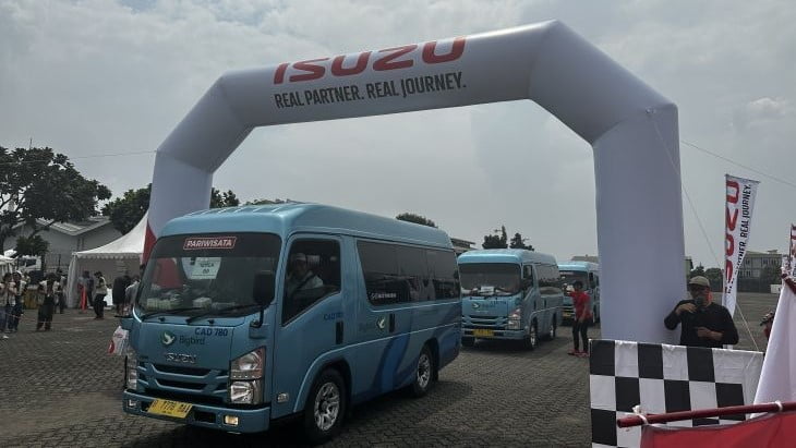 PT Isuzu Astra Motor Indonesia (IAMI) memberangkatkan 64 keluarga pengemudi bus dan truk dari program mudik gratis menggunakan Isuzu Elf NQR B dan Isuzu Elf NRL B. (Foto: Antara)