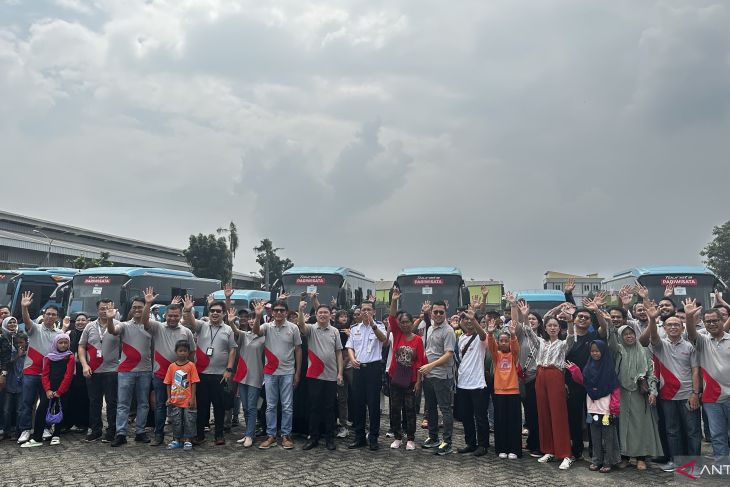 Isuzu berangkatkan 64 keluarga pengemudi truk dan bus untuk mudik gratis. (Foto: Antara)