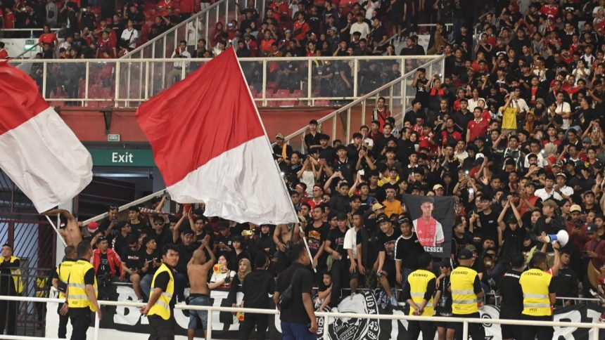 Pengamat Sepakbola ungkap alasan suporter Indonesia penuhi stadion. (Foto: inversi/Rifqi)