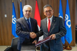 Menteri ESDM Arifin Tasrif menandatangani Joint Work Programme (JWP) 2024-2025 bersama Executive Director of IEA Fatih Birol. (Foto: Kementerian ESDM)