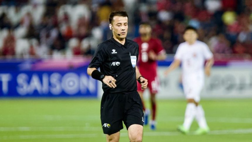 Keputusan wasit Nasrullo Kabirov menuai kontroversi pada laga Piala Asia U-23 2024 antara Qatar vs Timnas Indonesia. (Foto: Kompas.id)