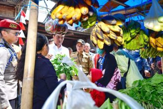 Presiden Joko Widodo (Jokowi) mengunjungi Pasar Tumpah Mamasa, Kabupaten Mamasa, Provinsi Sulawesi Barat, Selasa (23/4/2024). (Foto: Presiden RI)