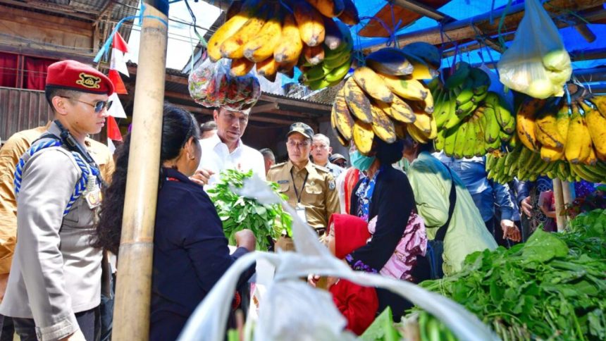 Presiden Joko Widodo (Jokowi) mengunjungi Pasar Tumpah Mamasa, Kabupaten Mamasa, Provinsi Sulawesi Barat, Selasa (23/4/2024). (Foto: Presiden RI)