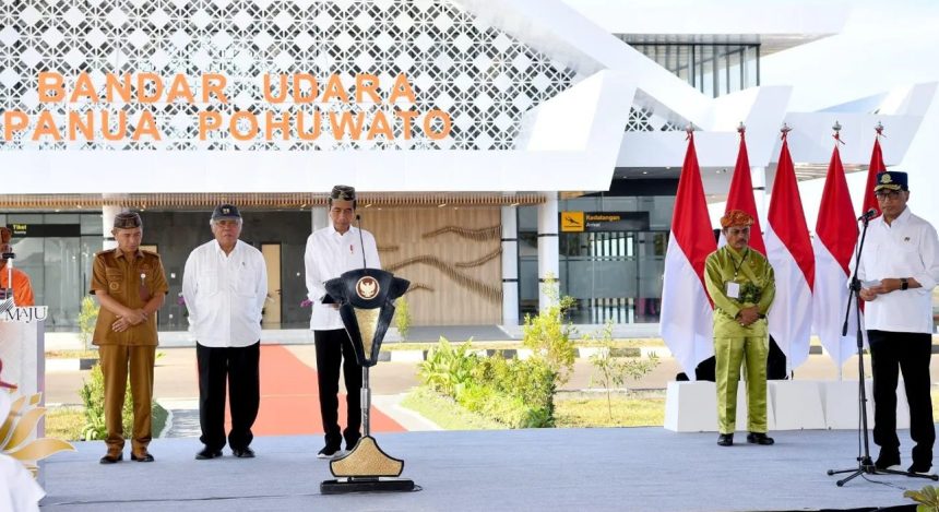 Presiden Joko Widodo meresmikan Bandara Panua Pohuwato di Kabupaten Pohuwato, Provinsi Gorontalo. (Foto: Instagram/jokowi)