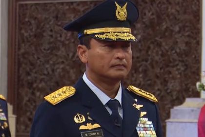 Presiden Joko Widodo (Jokowi) menunjuk Marsekal Madya (Marsdya) Tonny Harjono sebagai Kepala Staf Angkatan Udara (KSAU) pada hari Jumat (5/4/2024). (Foto: Youtube)