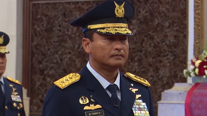 Presiden Joko Widodo (Jokowi) menunjuk Marsekal Madya (Marsdya) Tonny Harjono sebagai Kepala Staf Angkatan Udara (KSAU) pada hari Jumat (5/4/2024). (Foto: Youtube)
