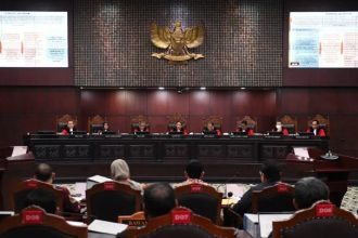 Mahkamah Konstitusi (MK) memanggil empat menteri untuk memberikan keterangan dalam sidang sengketa hasil Pilpres 2024, tanpa adanya permintaan dari pihak Anies Baswedan-Muhaimin Iskandar atau Ganjar Pranowo-Mahfud Md.