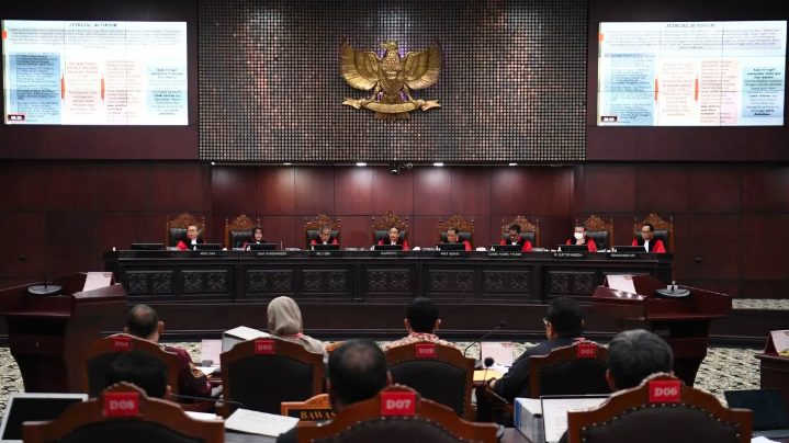 Mahkamah Konstitusi (MK) memanggil empat menteri untuk memberikan keterangan dalam sidang sengketa hasil Pilpres 2024, tanpa adanya permintaan dari pihak Anies Baswedan-Muhaimin Iskandar atau Ganjar Pranowo-Mahfud Md.