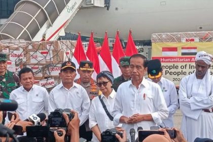Bantah ingin merebut posisi Ketum PDI Perjuangan dari Megawati Soekarnoputri, Presiden Joko Widodo (Jokowi) katakan dengan nada bergurau, bukannya ingin merebut Partai Golkar?
