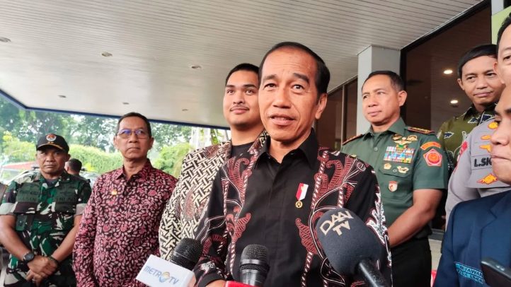 Permintaan Presiden Jokowi pada Menteri Keuangan Sri Mulyani dan Menteri Sosial Tri Rismaharini untuk terbuka saat membahas soal bantuan sosial atau bansos pada sidang sengketa Pilpres 2024 di Mahkamah Konstitusi (MK).