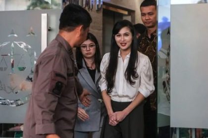 Aktris Sandra Dewi telah selesai menjalani pemeriksaan oleh penyidik Kejaksaan Agung (Kejagung) sebagai saksi kasus dugaan korupsi dalam tata niaga komoditas timah wilayah Izin Usaha Pertambangan (IUP) PT Timah Tbk tahun 2015-2022 yang menjerat suaminya, Harvey Moeis.