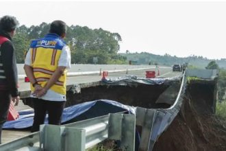 Pusat Vulkanologi dan Mitigasi Bencana Geologi (PVMBG) mengungkapkan bahwa lokasi longsor di Tol Bocimi Km 64 telah memasuki zona kerentanan terhadap gerakan tanah. Kondisi ini diduga disebabkan oleh erosi akibat tingginya curah hujan.