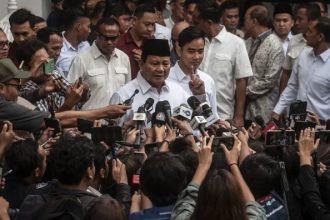 Koordinator Staf Khusus Presiden, Ari Dwipayana, mengungkapkan mengenai pertemuan antara Presiden terpilih Prabowo Subianto dengan Presiden Joko Widodo, atau Jokowi, pada Rabu malam, 24 April 2024. Istana mengonfirmasi bahwa pertemuan berlangsung sekitar dua jam di Istana Merdeka.