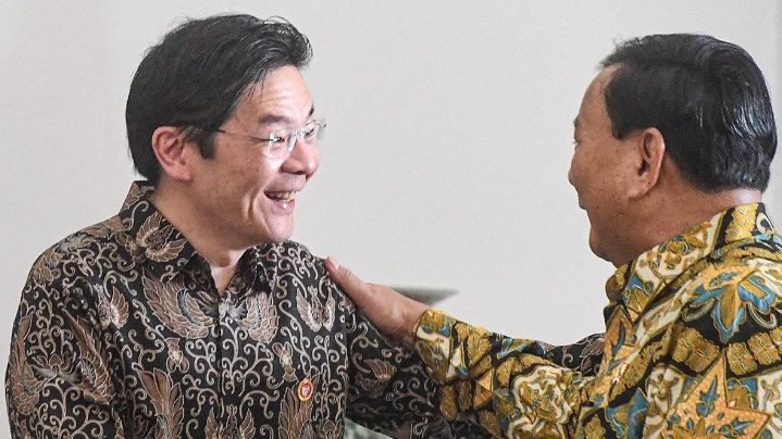 Presiden Joko Widodo (Jokowi) memperkenalkan Menteri Pertahanan Prabowo Subianto sebagai presiden terpilih Indonesia dalam pertemuan dengan Perdana Menteri Singapura Lee Hsien Loong serta penerusnya, Wakil Perdana Menteri Lawrence Wong.