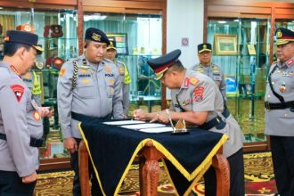 Kapolri Jenderal Listyo Sigit Prabowo secara resmi melantik Brigjen Dwi Irianto sebagai Kapolda Sulawesi Tenggara (Sultra) pada hari Senin, 29 April 2024. Sebelumnya, Dwi Irianto menjabat sebagai Wakapolda Sulawesi Tenggara (Sultra).