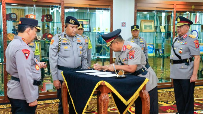 Kapolri Jenderal Listyo Sigit Prabowo secara resmi melantik Brigjen Dwi Irianto sebagai Kapolda Sulawesi Tenggara (Sultra) pada hari Senin, 29 April 2024. Sebelumnya, Dwi Irianto menjabat sebagai Wakapolda Sulawesi Tenggara (Sultra).