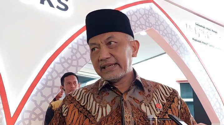 Presiden PKS, Ahmad Syaikhu, menegaskan bahwa pihaknya terus menjalin komunikasi dengan Partai Gerindra untuk mengatur pertemuan dengan Presiden Terpilih, Prabowo Subianto. Syaikhu berharap ada kesepakatan untuk pertemuan tersebut.