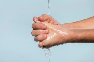 Cuci tangan menggunakan hand sinitizer atau sabun dan air bersih merupakan perilaku hidup sehat yang sederhana. (Foto: Freepik)