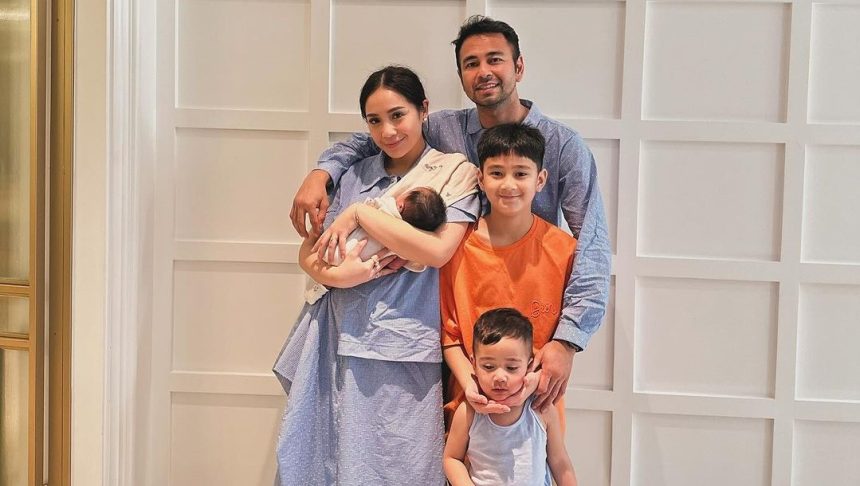 Raffi Ahmad baru-baru ini membagikan sebuah foto di media sosial yang menampilkan istrinya, Nagita Slavina, sedang menggendong seorang bayi dengan caption singkat: "Namanya 'Lily' ??"
