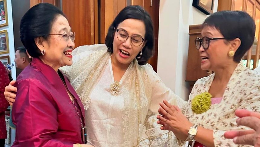 Menteri Keuangan, Sri Mulyani Indrawati, berbagi cerita mengenai obrolan ringan yang terjadi saat pertemuan Lebaran dengan Ketua Umum PDIP, Megawati Soekarnoputri, dan Menteri Luar Negeri, Retno Marsudi.