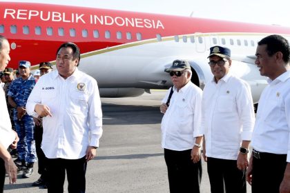 Wakil Ketua DPR RI Rachmat Gobel saat berbincang dengan Presiden RI Jokowi yang baru tiba di Bandara Djalaludin, Gorontalo, (Foto: DPR RI)