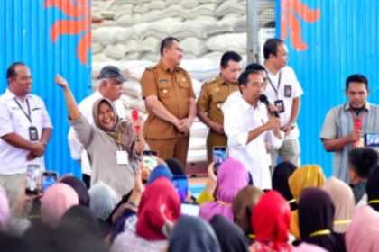 Jelang Lebaran, Jokowi Tinjau Stok Beras dan Bantuan Pangan ke Masyarakat