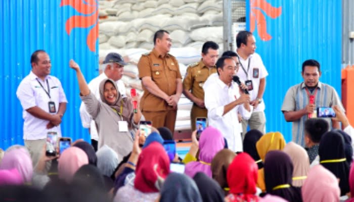 Jelang Lebaran, Jokowi Tinjau Stok Beras dan Bantuan Pangan ke Masyarakat