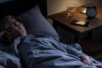 Mendapatkan tidur nyenyak di malam hari merupakan hal penting untuk menjaga kesehatan fisik dan mental. Kurang tidur dapat menyebabkan berbagai masalah kesehatan, seperti kelelahan, daya konsentrasi menurun, hingga meningkatkan risiko penyakit kronis.